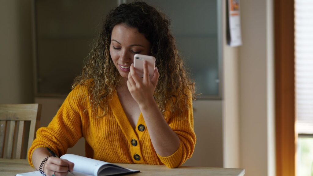 Website Fotografie Inwoners (18) Oranje Gele Vest Bellen Mobiel Agenda Contact