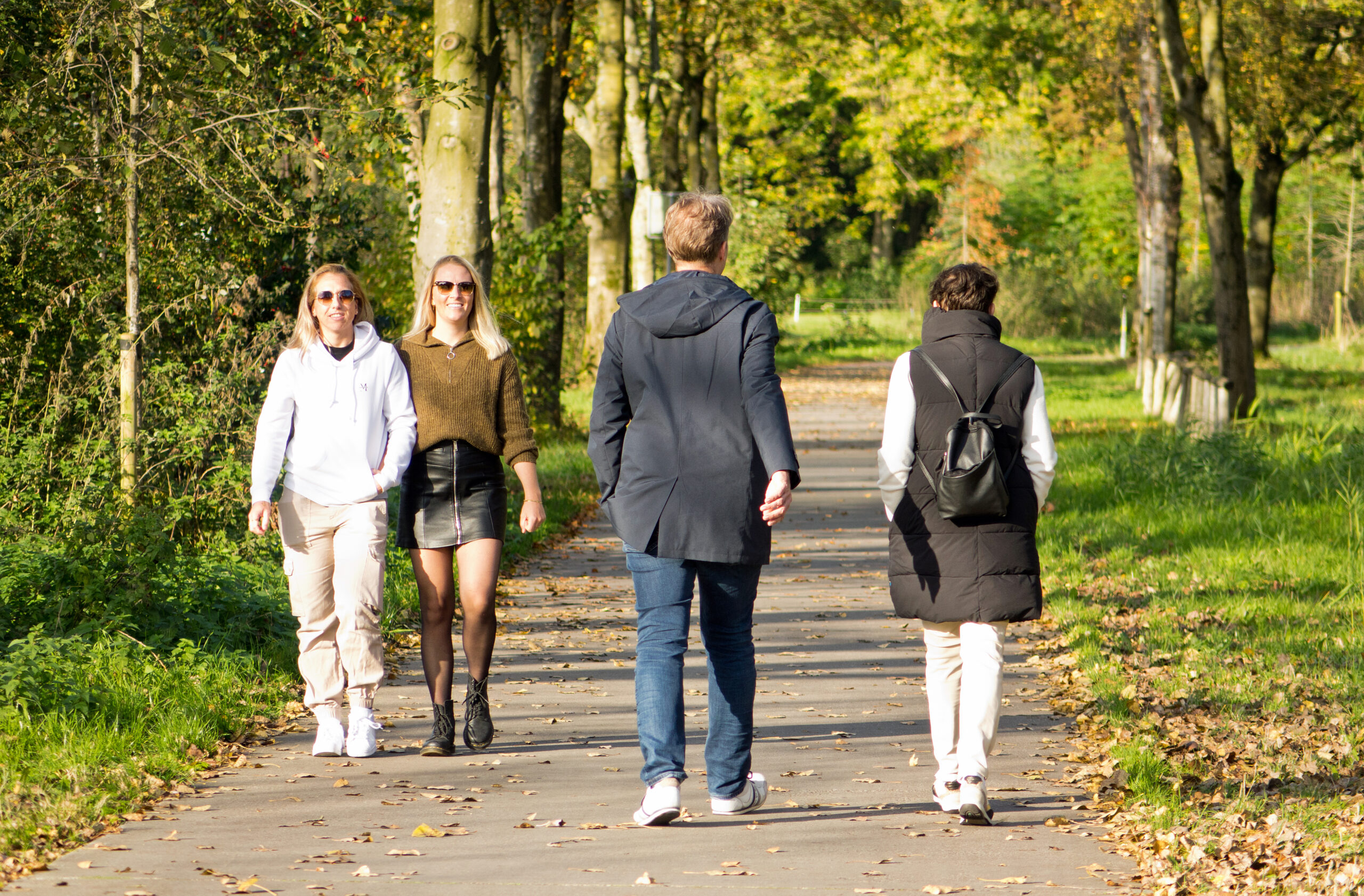 Mensen wandelen in een park