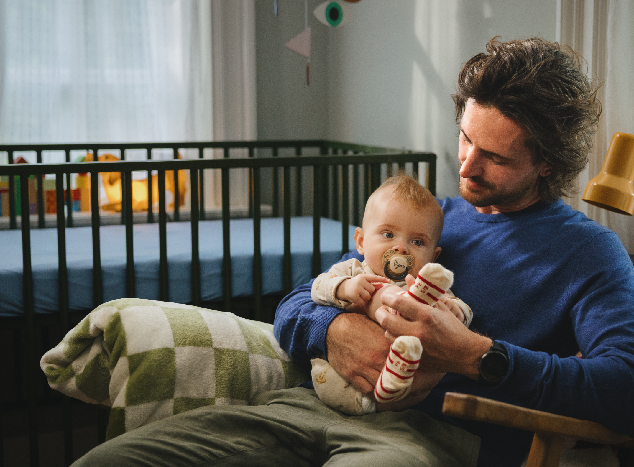 Een man houdt zijn baby vast.