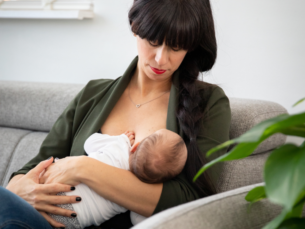 Een baby krijgt borstvoeding