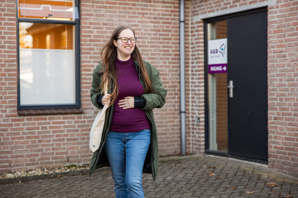 Een zwangere vrouw bij een consultatiebureau.
