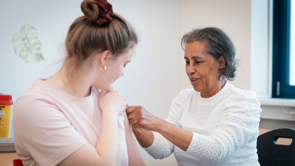 Een vrouw krijgt een vaccinatie.