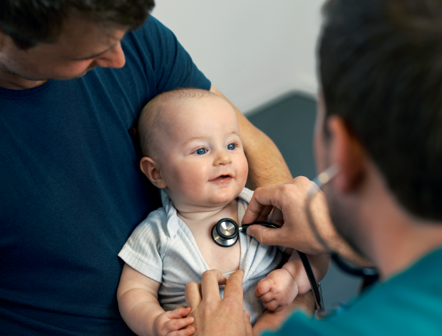 Een baby en een jeugdverpleegkundige op het consultatiebureau.
